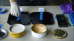 同一時間使用蜜蠟250的模具在差不多2秒后就掉落在桌面上，但使用常規(guī)蠟的模具還是牢牢地穩(wěn)固貼在模具上，附著力十分強，由此可見使用蜜蠟250的脫膜效果更勝一籌。