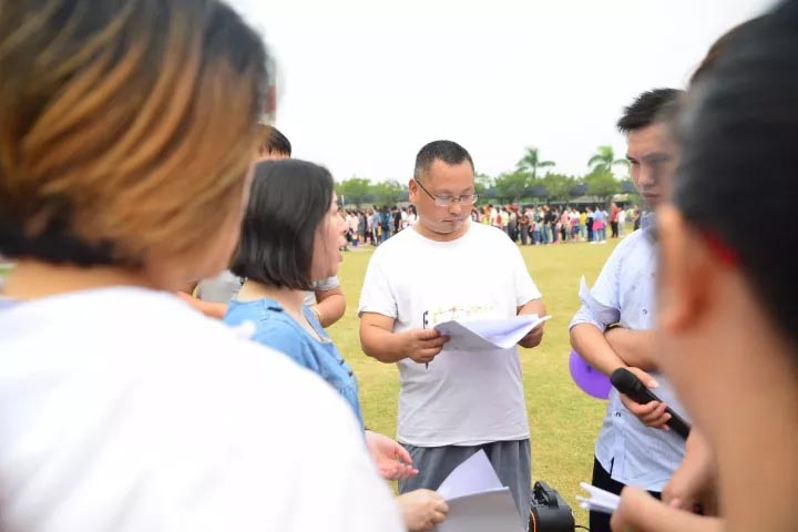 口哨發(fā)令、旗幟落下,比賽的完美呈現(xiàn),離不開裁判員的辛苦付出,低調(diào)是他們的代名詞