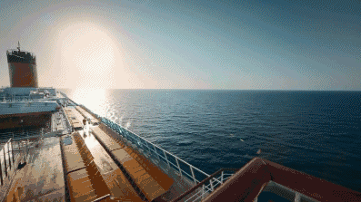 巨輪乘風破浪，向前航行