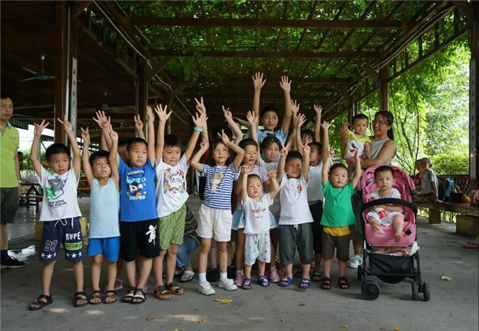 大手拉小手，緊緊不放手