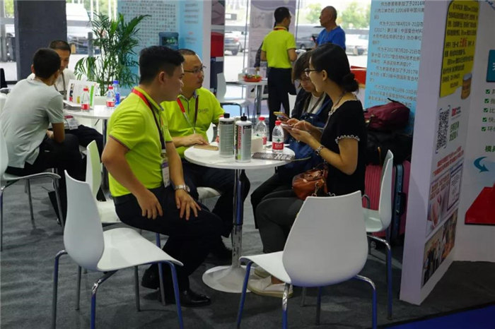 每一位光臨廣東博皓展位的客人都是我們遠方而來的朋友,坐下來喝喝茶、吃吃點心水果,一起聊聊復材那些事-1