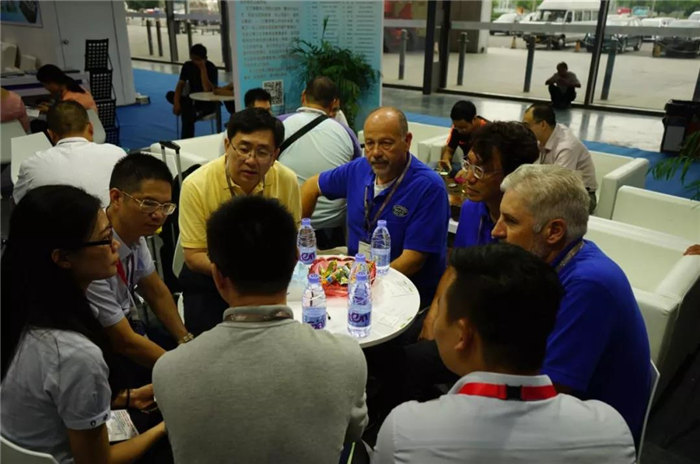 每一位光臨廣東博皓展位的客人都是我們遠方而來的朋友,坐下來喝喝茶、吃吃點心水果,一起聊聊復材那些事-3