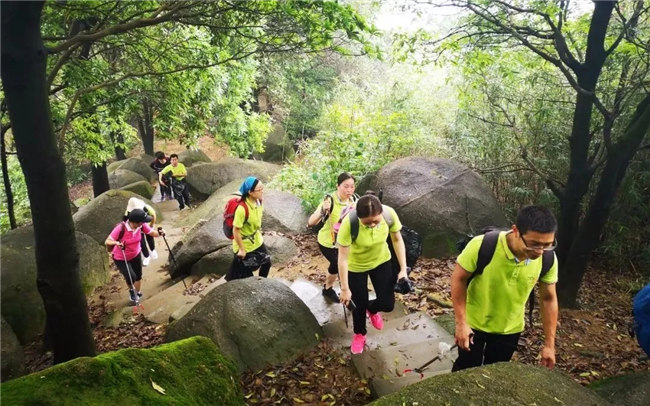 博皓人穩健的步伐，燦爛的笑容，同心徒步