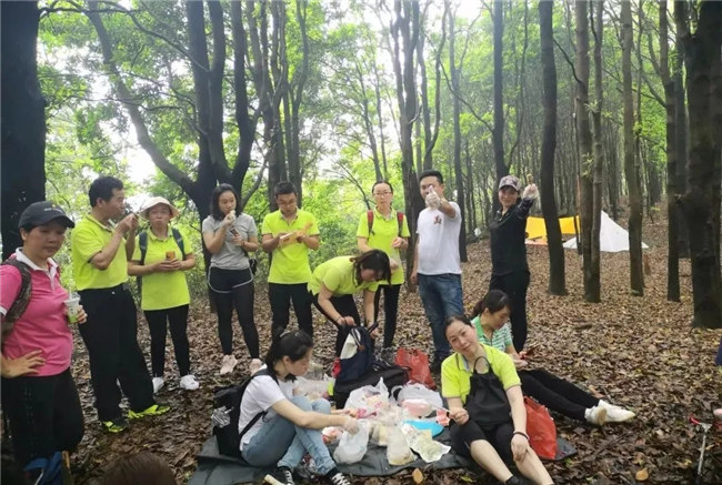 博皓人勞作過后，分享、享受美食