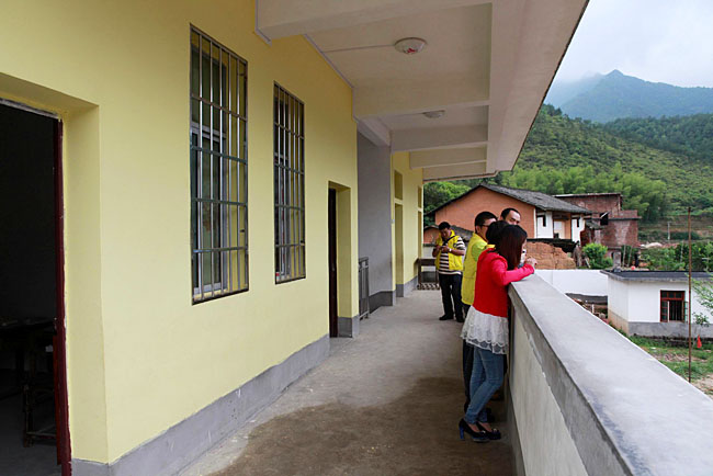 梅嶺小學(xué)位置較偏僻,在群山懷抱之中