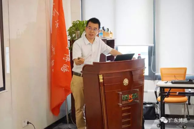 金陵力聯思有限公司工程師徐秀華講解《樹脂、膠衣產品知識及應用》